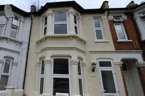 3 bedroom terraced house to rent, Fanshawe Avenue, Barking IG11