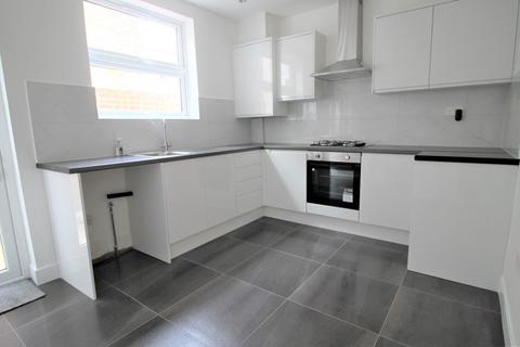 3 bedroom terraced house to rent, Fanshawe Avenue, Barking IG11
