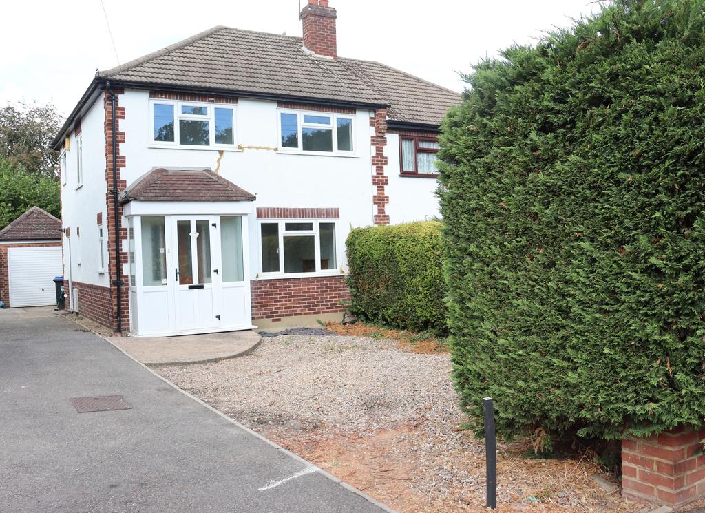 Sherwood Road, Knaphill GU21 3 bed semidetached house to rent £1,750