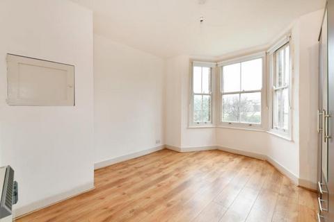 Studio to rent, Hornsey Road, Holloway, London