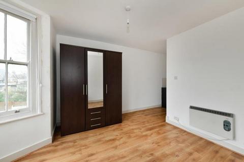 Studio to rent, Hornsey Road, Holloway, London