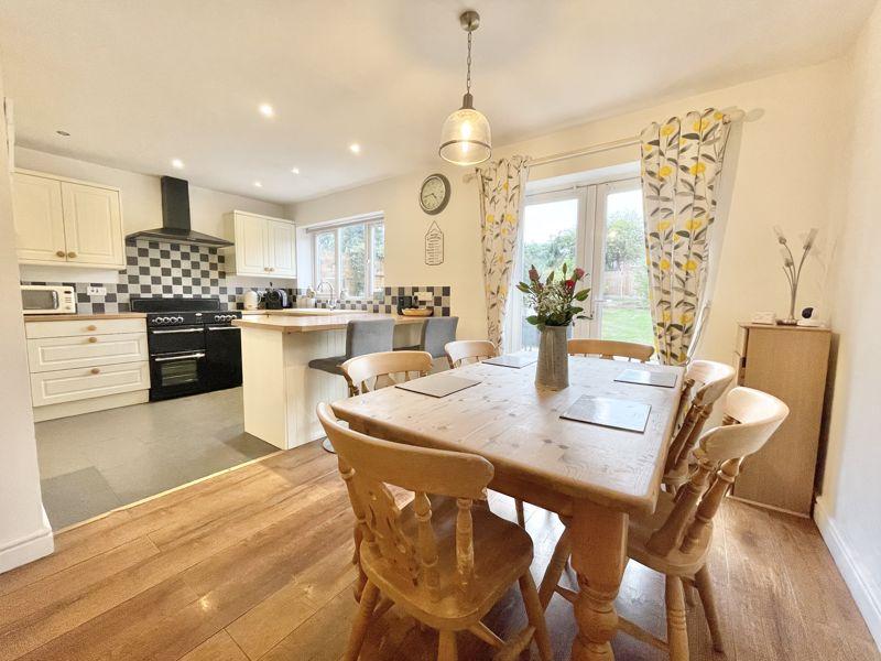 Springfield Crescent, Sutton Coldfield 3 bed semidetached house £350,000
