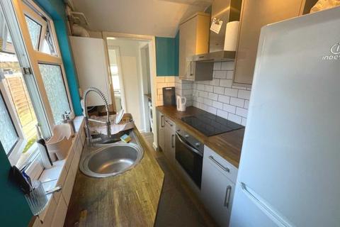 2 bedroom terraced house to rent, Little Street, Reading