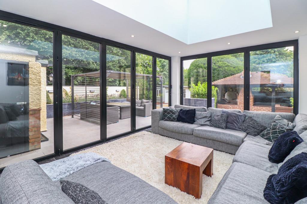 Chipperfield Road, Kings Langley... 5 bed detached house £5,500 pcm