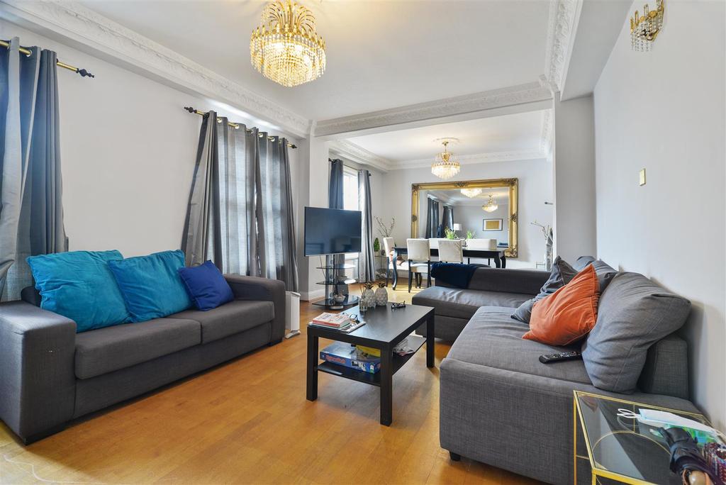 Apsley House, NW8 4 bed flat £5,633 pcm (£1,300 pw)
