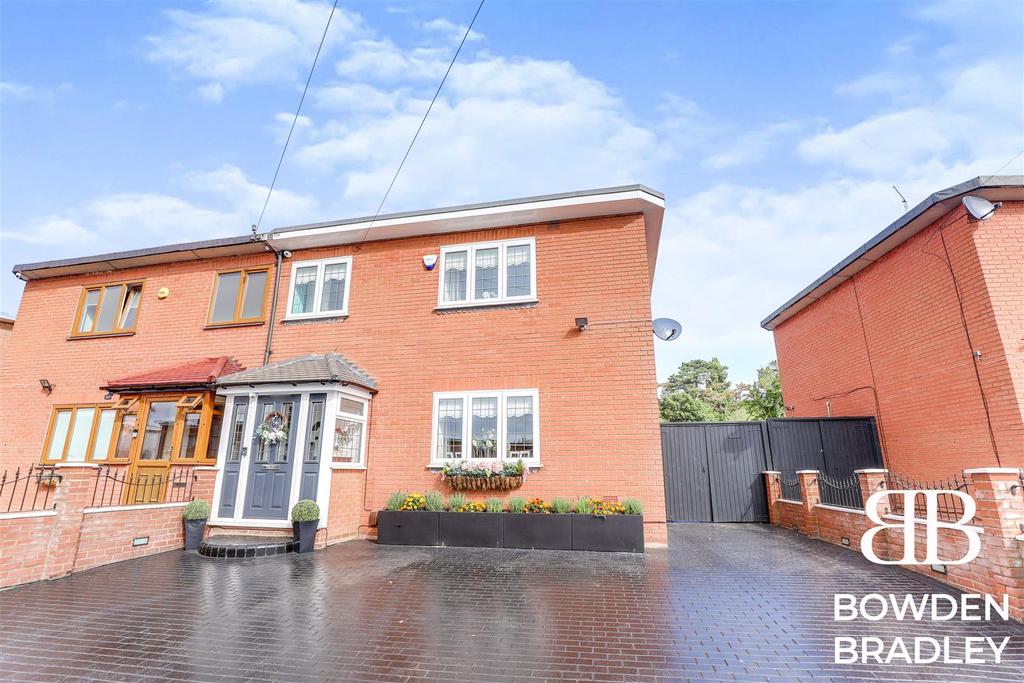 Brocket Way, Chigwell 3 bed semidetached house £500,000