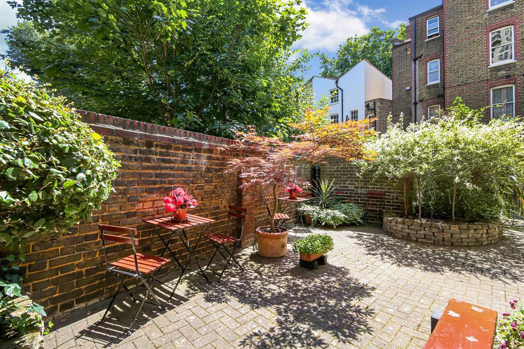 Hayes Court, Camberwell, SE5 0TG 3 bed flat - £625,000