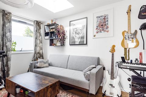 10 Tilson Close, London, SE5 7TZ