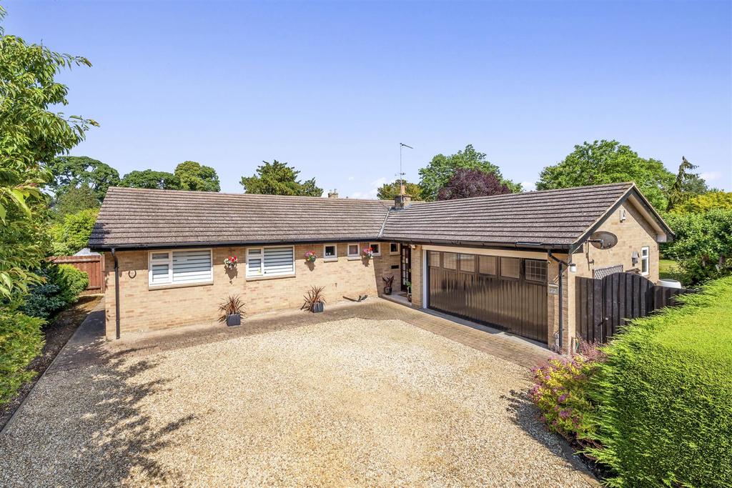 Manor Road, Pitsford, NN6 4 bed detached bungalow £1,700 pcm (£392 pw)