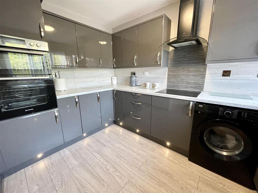 Kestrel Road, Halesowen 3 bed semidetached house for sale £250,000