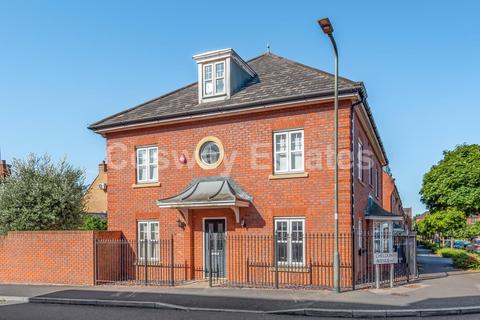 31 Kingsbridge Drive, London, NW7 1GH