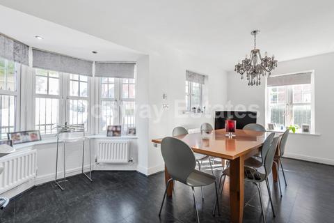 31 Kingsbridge Drive, London, NW7 1GH