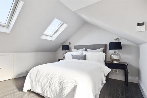 97b Bathurst Gardens, London, NW10 5JJ