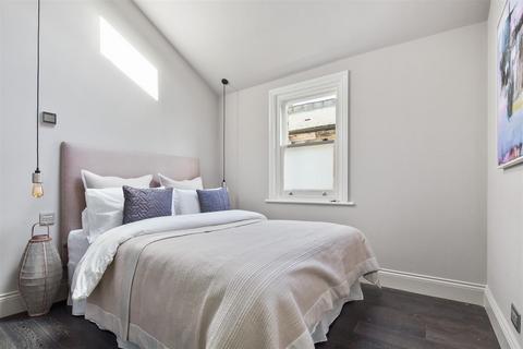 97b Bathurst Gardens, London, NW10 5JJ