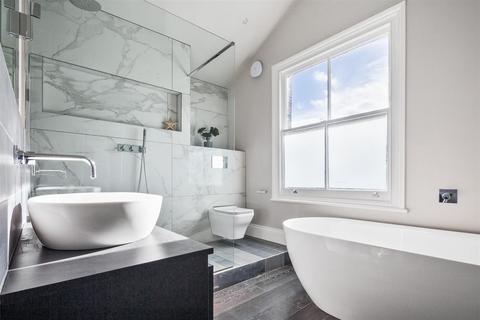97b Bathurst Gardens, London, NW10 5JJ