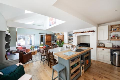 8 Howard Road, Reigate, RH2 7JE
