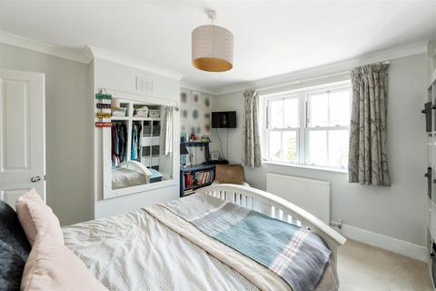 8 Howard Road, Reigate, RH2 7JE