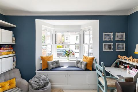 8 Howard Road, Reigate, RH2 7JE