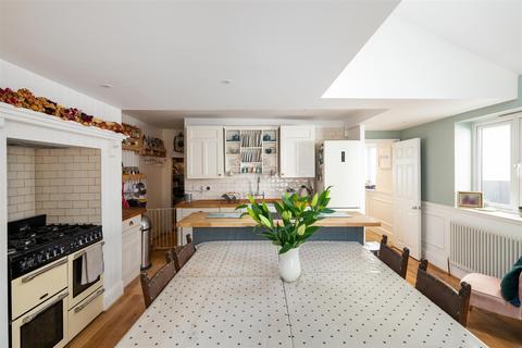8 Howard Road, Reigate, RH2 7JE