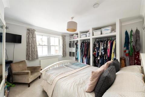 8 Howard Road, Reigate, RH2 7JE