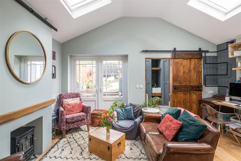 8 Howard Road, Reigate, RH2 7JE