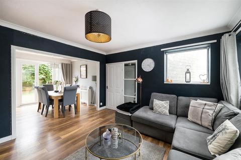 17 Ash Close, Merstham, Redhill, RH1 3HJ
