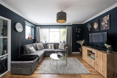 17 Ash Close, Merstham, Redhill, RH1 3HJ