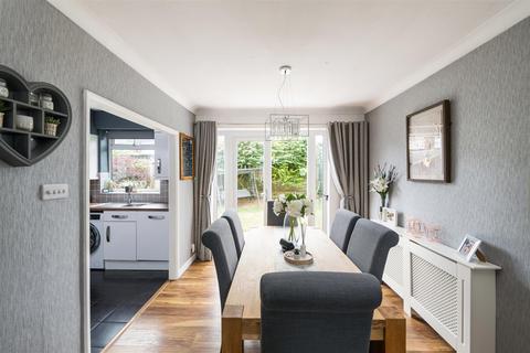 17 Ash Close, Merstham, Redhill, RH1 3HJ