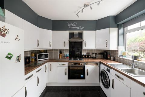 17 Ash Close, Merstham, Redhill, RH1 3HJ