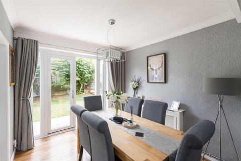 17 Ash Close, Merstham, Redhill, RH1 3HJ