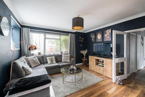 17 Ash Close, Merstham, Redhill, RH1 3HJ