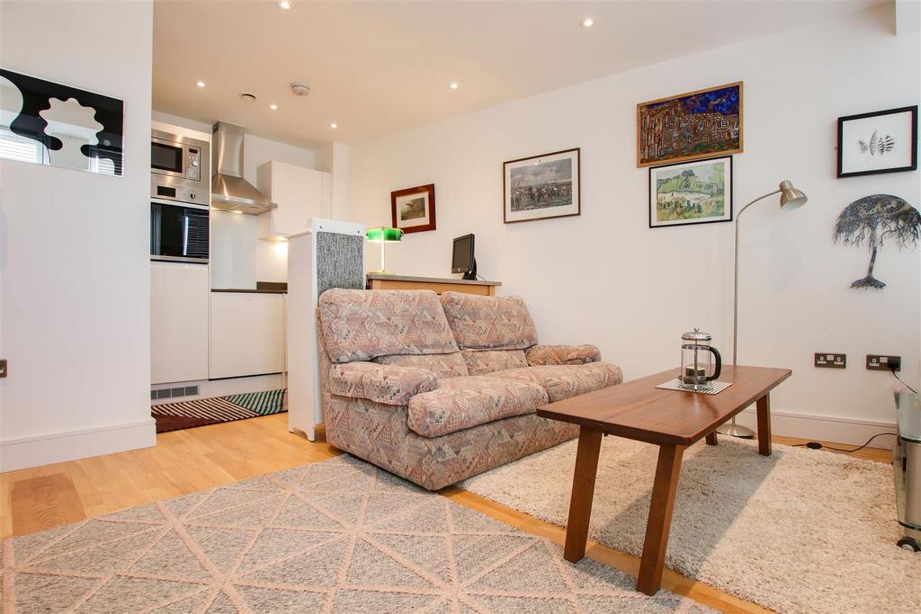 Burlington House, Swanfield Road... Studio £950 pcm (£219 pw)