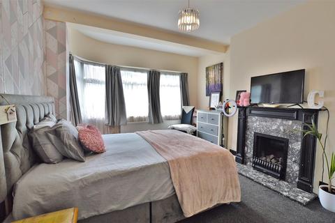 3 bedroom end of terrace house for sale - Wiltshire Avenue, Slough