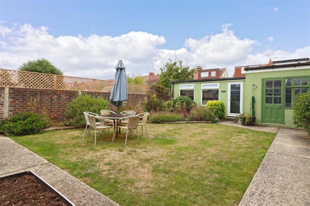 Livesay Crescent, Worthing 2 bed detached bungalow £475,000