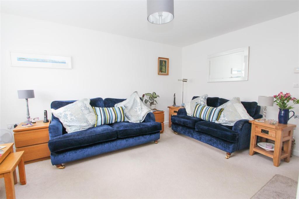 Augustus Avenue, Keynsham, Bristol 3 bed house for sale £385,000