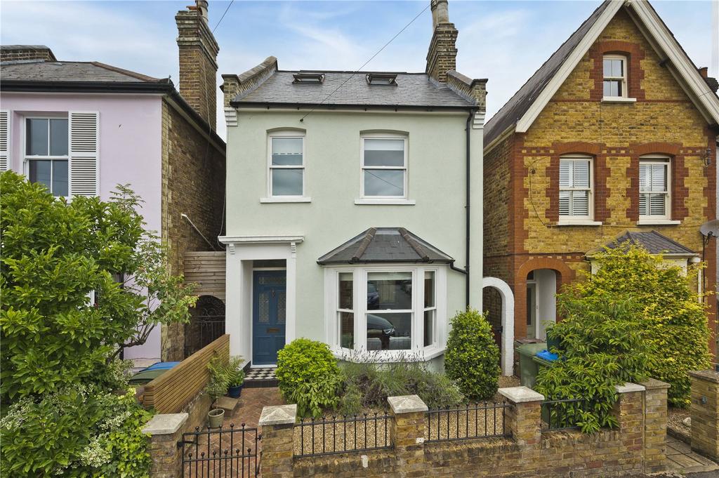Wolsey Road, Esher, Surrey, KT10 4 bed detached house £3,800 pcm (£877 pw)