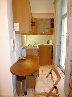 Studio to rent, Cartwright Gardens, Bloomsbury, London, WC1H