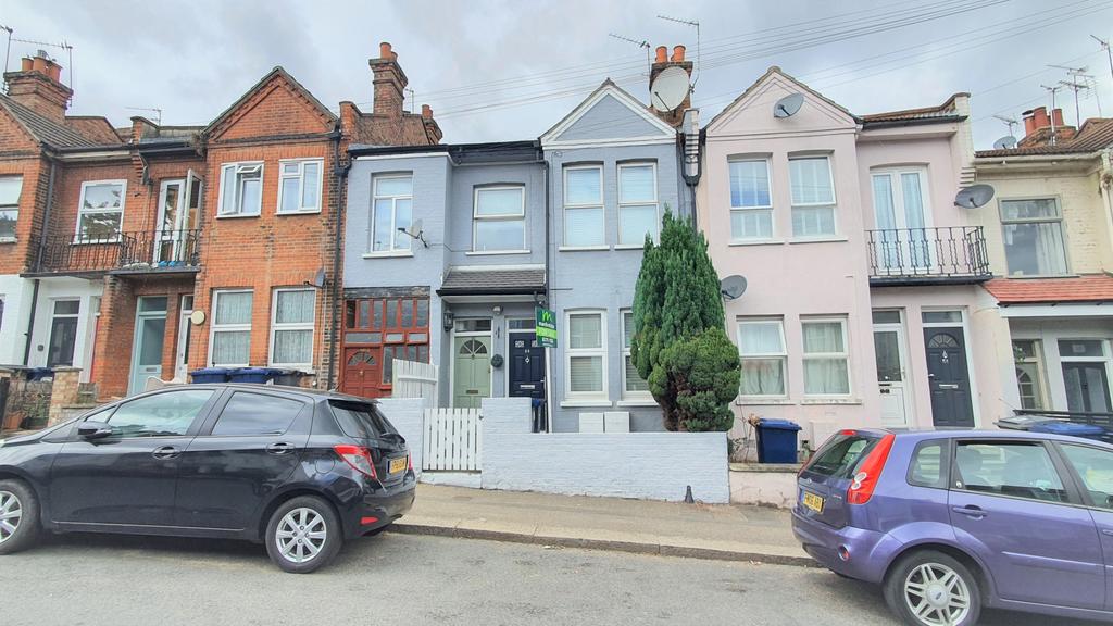 2 Bedroom Ground Floor Maisonette with REAR GARDE