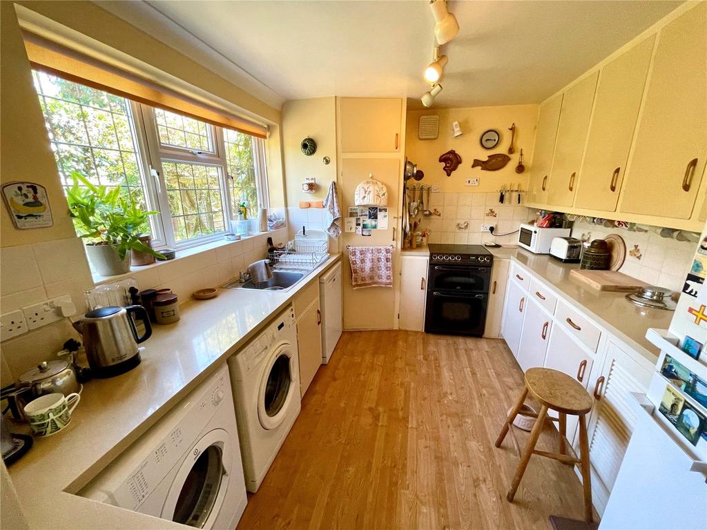 Broad Lane, Lymington, Hampshire, SO41 3 bed detached house £799,000