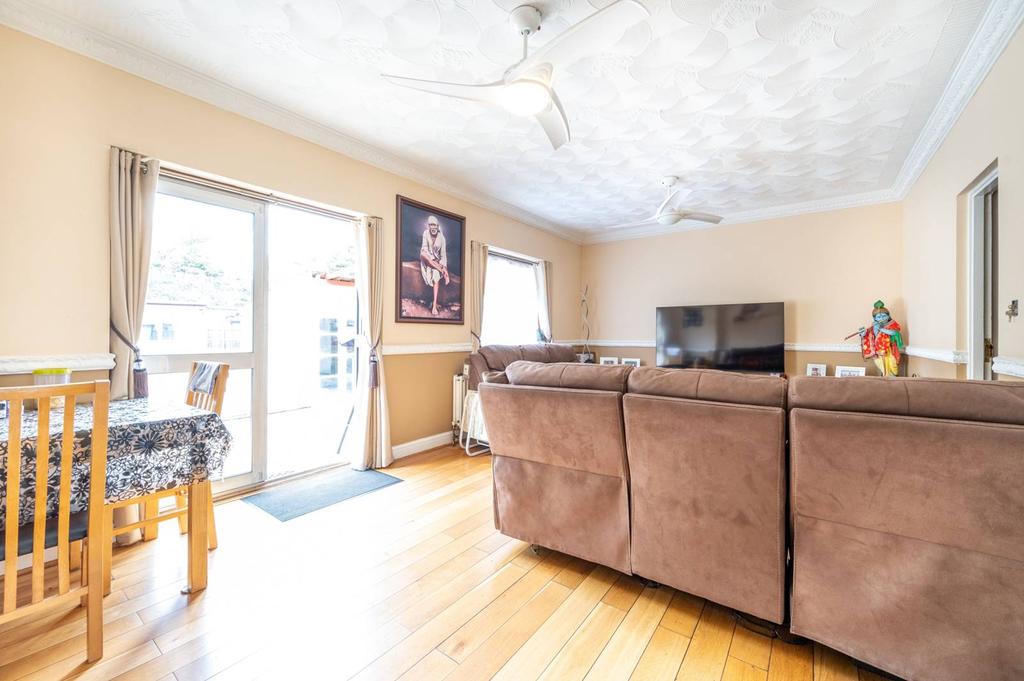 Benton Road, Seven Kings, Ilford, IG1 6 bed terraced house £750,000