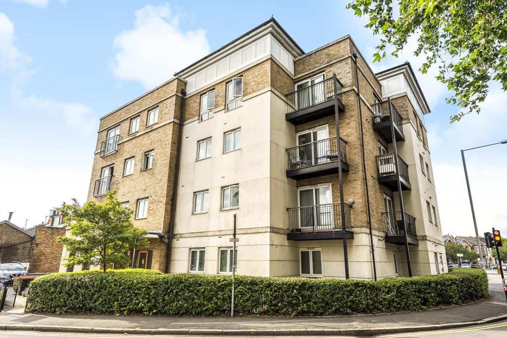 Hawks Road, Kingston upon Thames 2 bed flat for sale £350,000