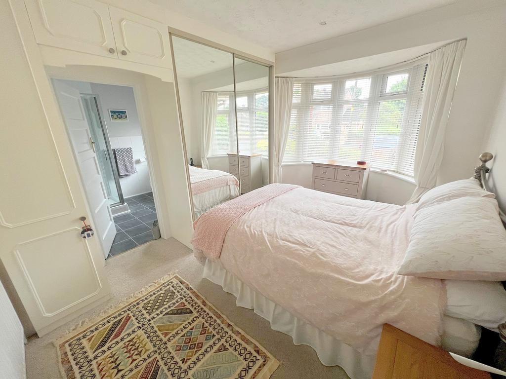 High Ridge Crescent, New Milton, Hampshire. BH25 5BU 3 bed detached