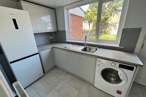 3 bedroom terraced house to rent, Broadway, Urmston M41