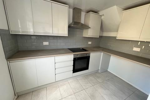 3 bedroom terraced house to rent, Broadway, Urmston M41