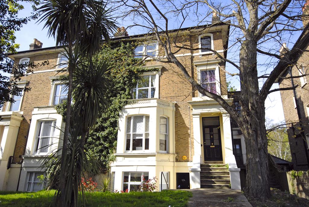 Widmore Road Bromley BR1 2 bed flat to rent £1,650 pcm (£381 pw)
