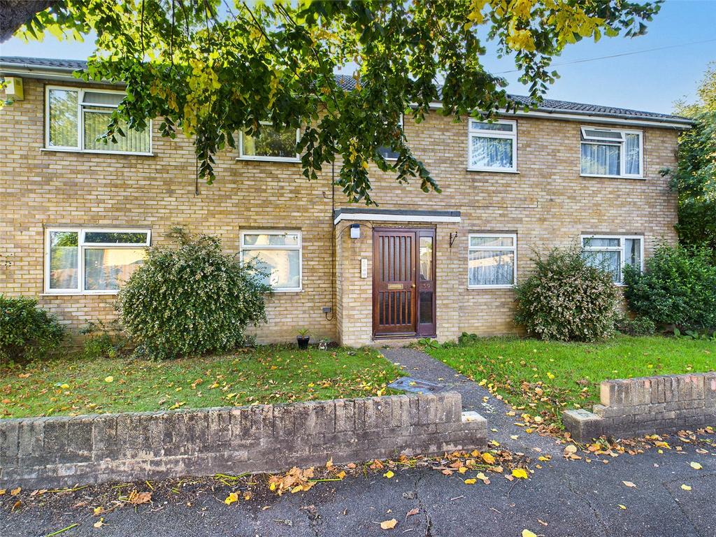 39 St Hildas Avenue, Ashford, Surrey... 2 bed apartment £1,250 pcm (£