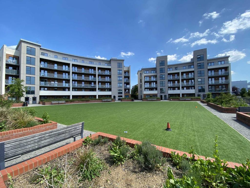Gemini Park, Manor Way 2 bed flat £1,450 pcm (£335 pw)