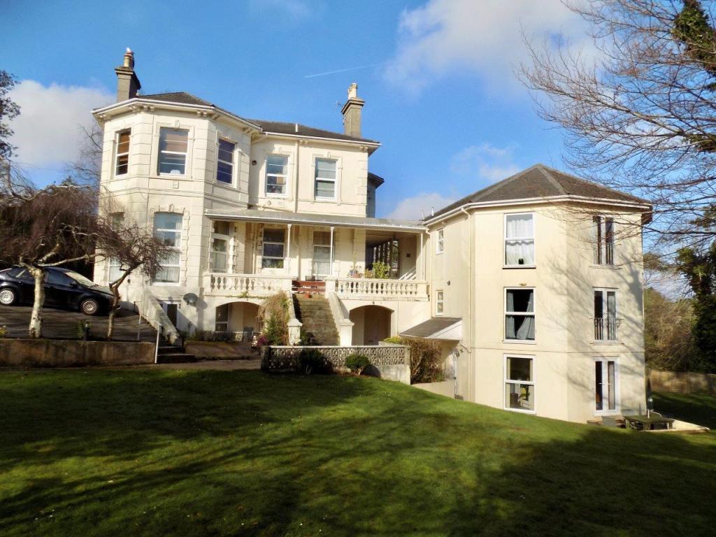 Barrington House, Barrington Road, Torquay 1 bed ground floor flat £700 pcm (£162 pw)