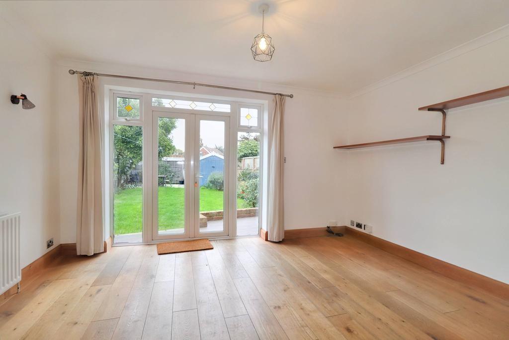 Cottimore Avenue, WaltononThames KT12 3 bed semidetached house to rent £2,200 pcm (£508 pw)