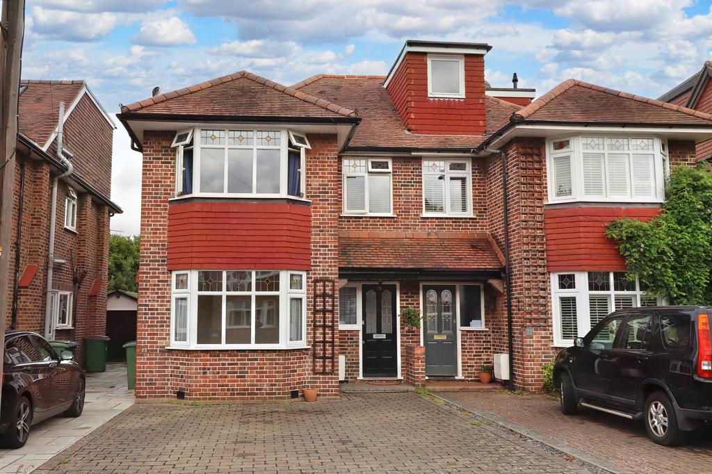 Cottimore Avenue, WaltononThames KT12 3 bed semidetached house £2,200 pcm (£508 pw)